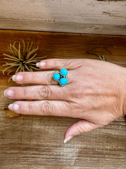 Sterling Silver Round Ring with 3 Kingman Turquoise Stones – Size 6.5